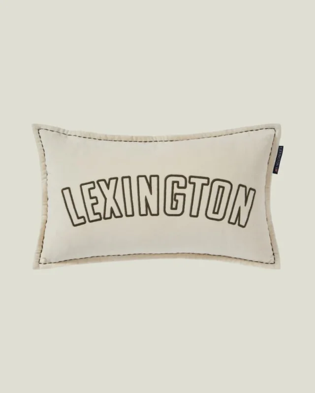 LEXINGTON Textlogo-Kissen aus Bio-Baumwollsamt 50 x 30 cm, hellbeige/oliv