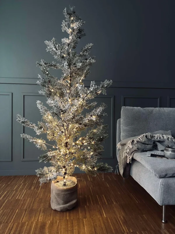 Baum mit Zapfen und Lichterkette - 150 cm