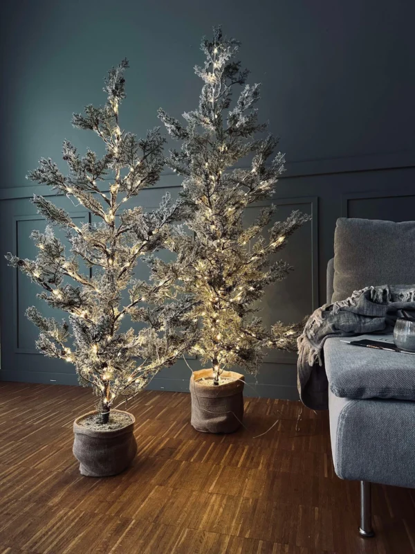Baum mit Zapfen und Lichterkette - 120 cm