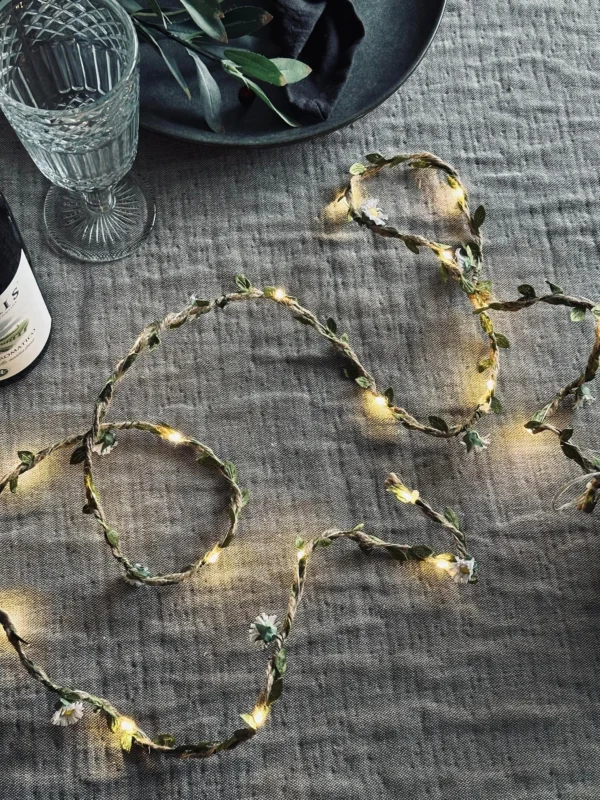 Lichterkette mit Blättern und Blumen
