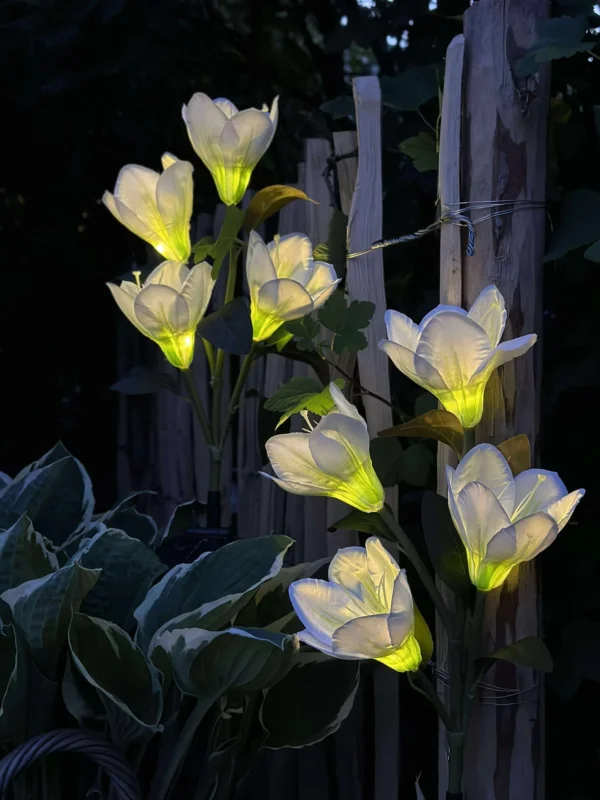 Magnolie mit Solarzellen - Weiß