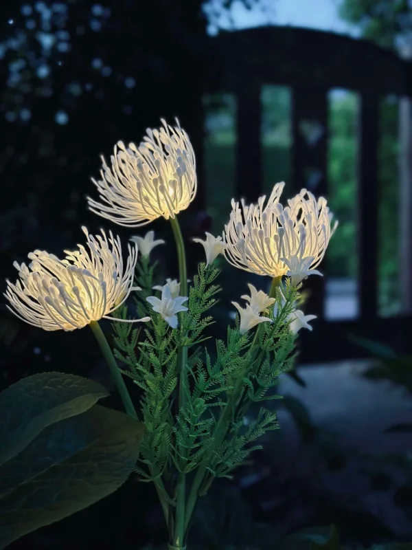 Blume mit Solarzellen - Spider Lili weiß