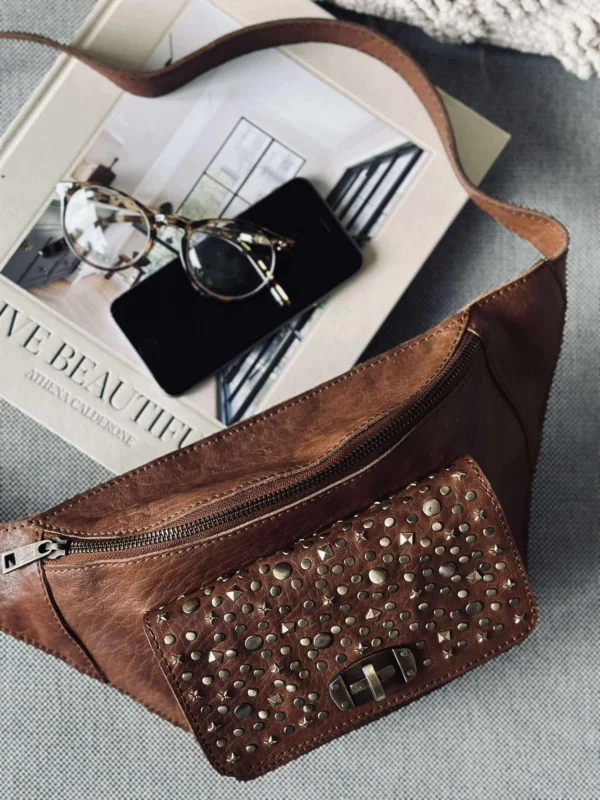 Bauchtasche mit Nieten - Cognac