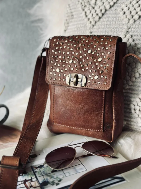 Handytasche mit Nieten - Cognac