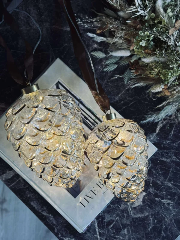 Kiefernzapfen-Anhänger aus Glas