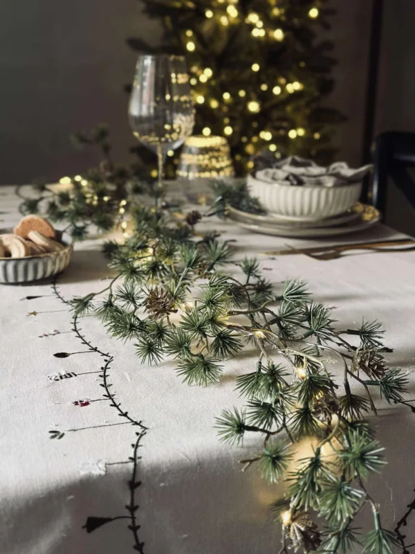 Lichterkette mit kleinen Zapfen