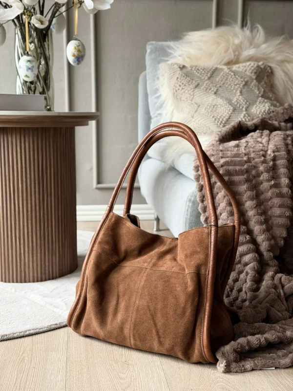 Shopper aus Veloursleder - Walnut