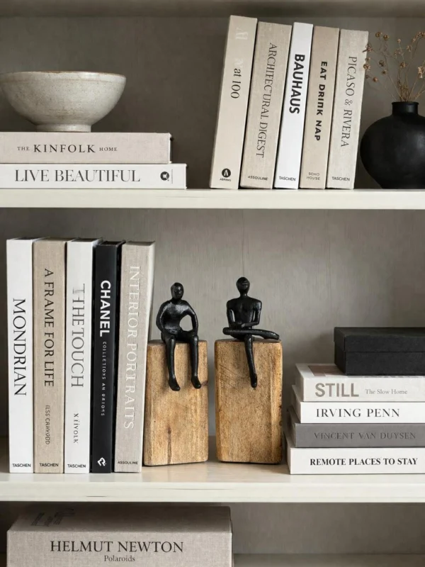 Sitzende Figur auf Holzblock - MIX