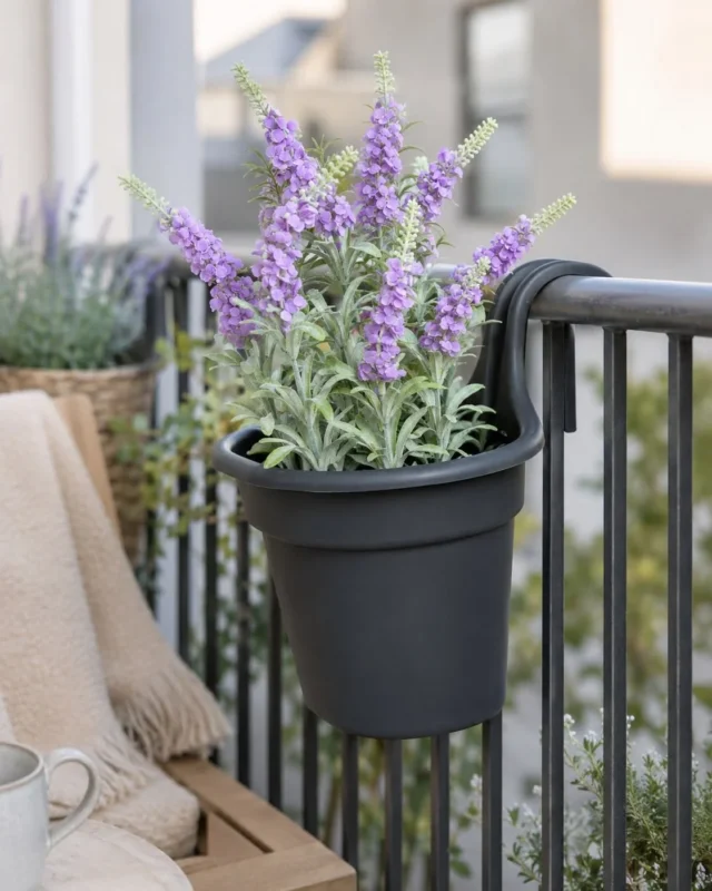 Blumenkübel für Zaun/Balkon – dunkelgrauer Kunststoff