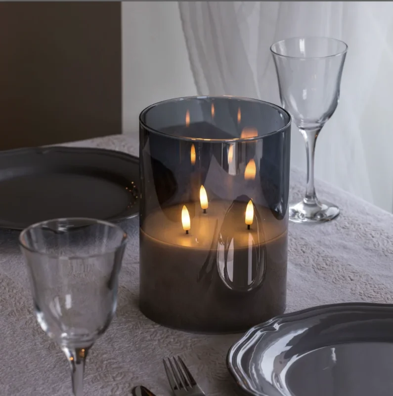 Große LED-Blockkerze im Glas mit 3 Dochten