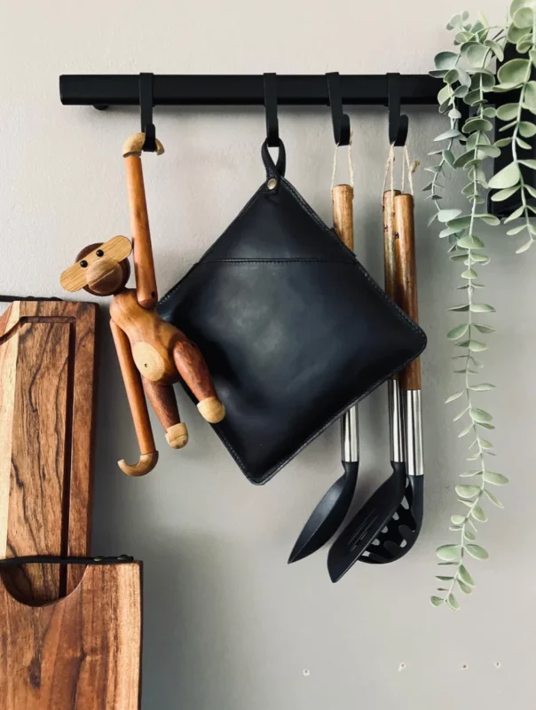 Topflappen mit Tasche - schwarzes Leder
