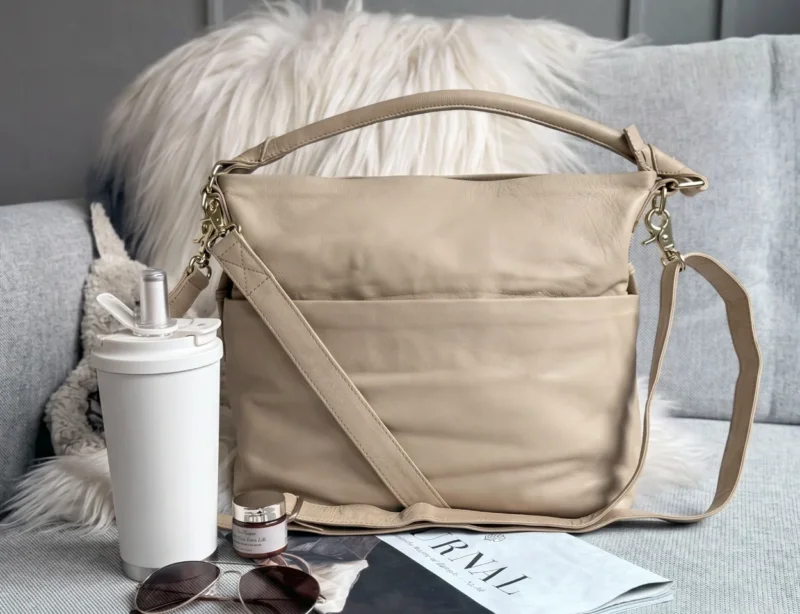 Geräumige Schultertasche in hochwertiger Lederqualität - Sand