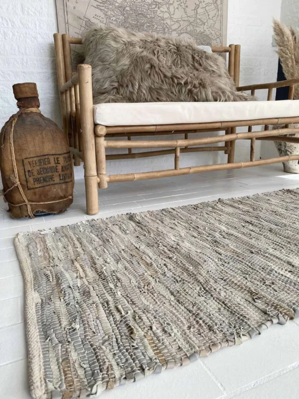Gulvtæppe i flettet læder - 70x140cm Lyse natur farver - VIAMAJA.DK