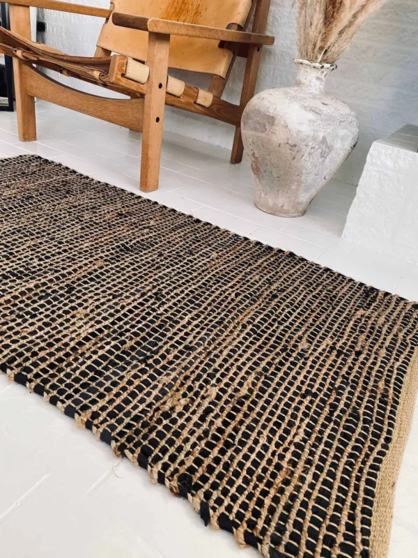 Gulvtæppe i skind og jute - Sort 70x200cm - VIAMAJA.DK