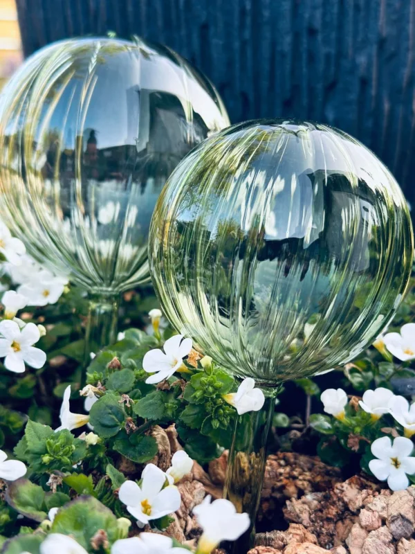 Kugler i grøn glas - Sæt af 2 stk til vanding af blomster - VIAMAJA.DK
