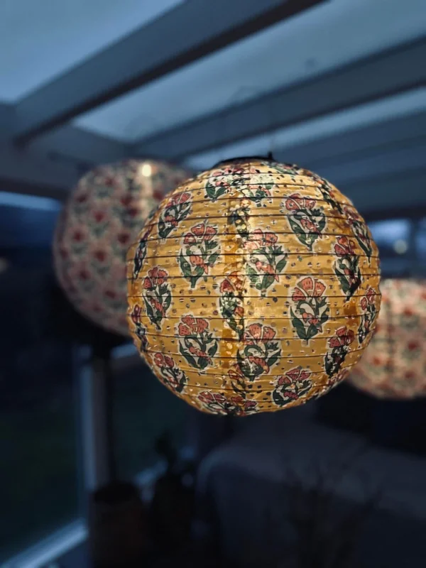 Lampe med solceller – Flower dia 30cm Orange - VIAMAJA.DK