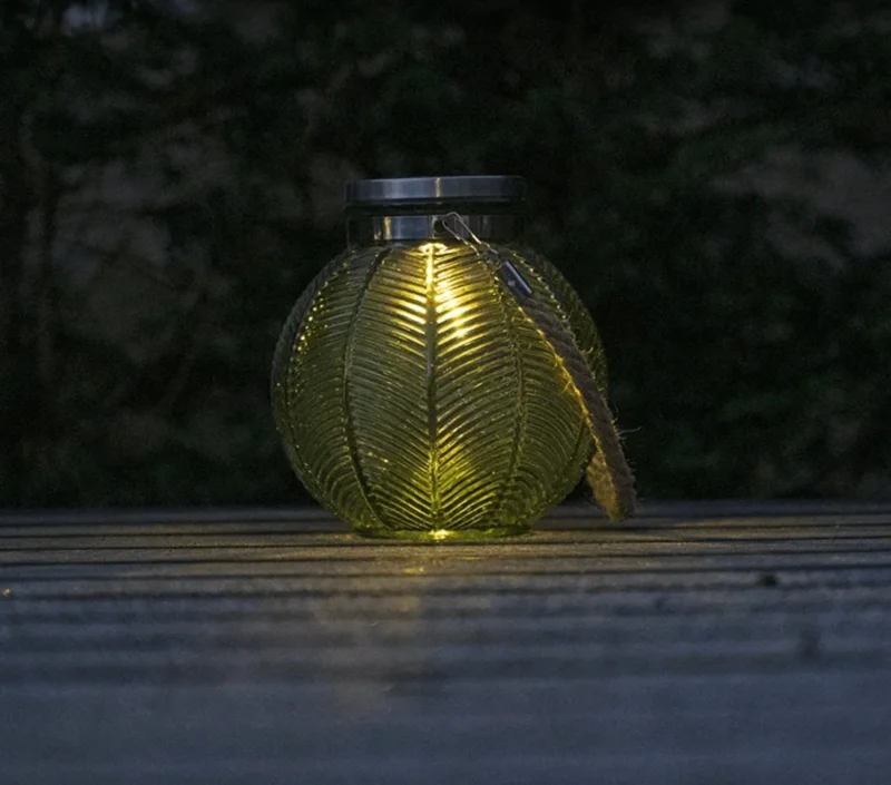 Lanterne med solceller i grøn glas - VIAMAJA.DK