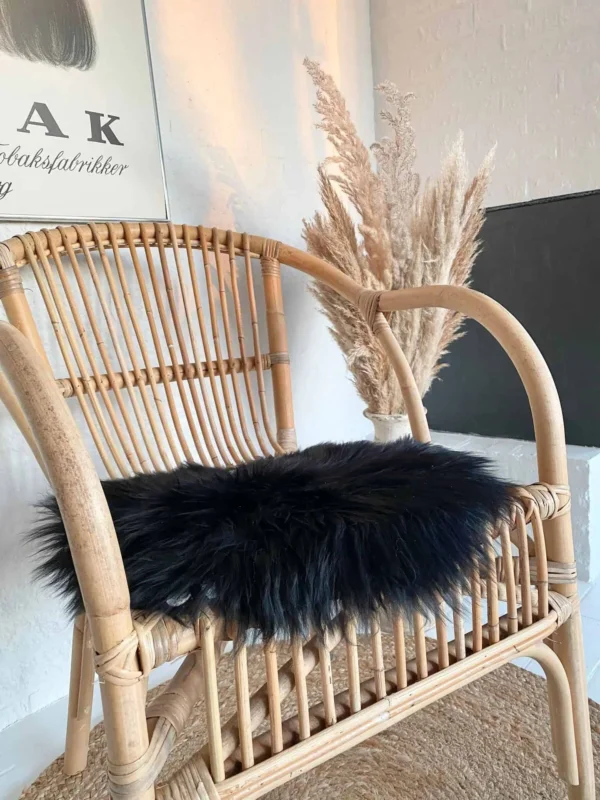 Sædeskind af lammeskind – Sort Dia 37cm - VIAMAJA.DK